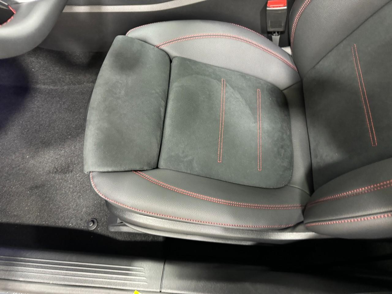 Mercedes-Benz CLA Vehicle Full-screen Gallery Image 29