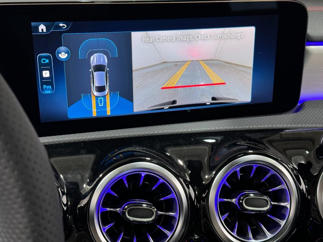 Mercedes-Benz CLA Vehicle Full-screen Gallery Image 36