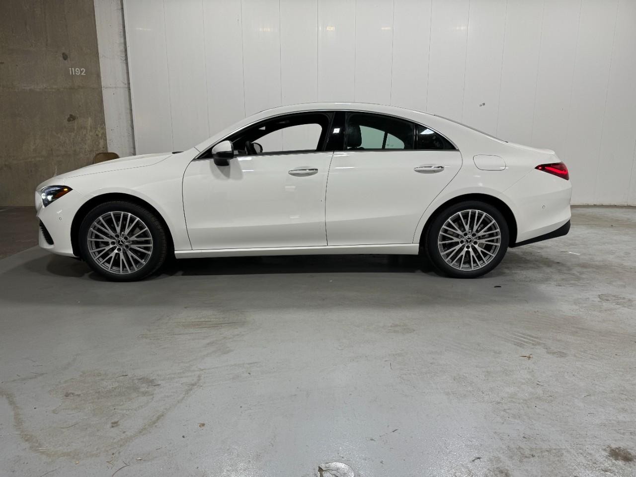 Mercedes-Benz CLA Vehicle Full-screen Gallery Image 2