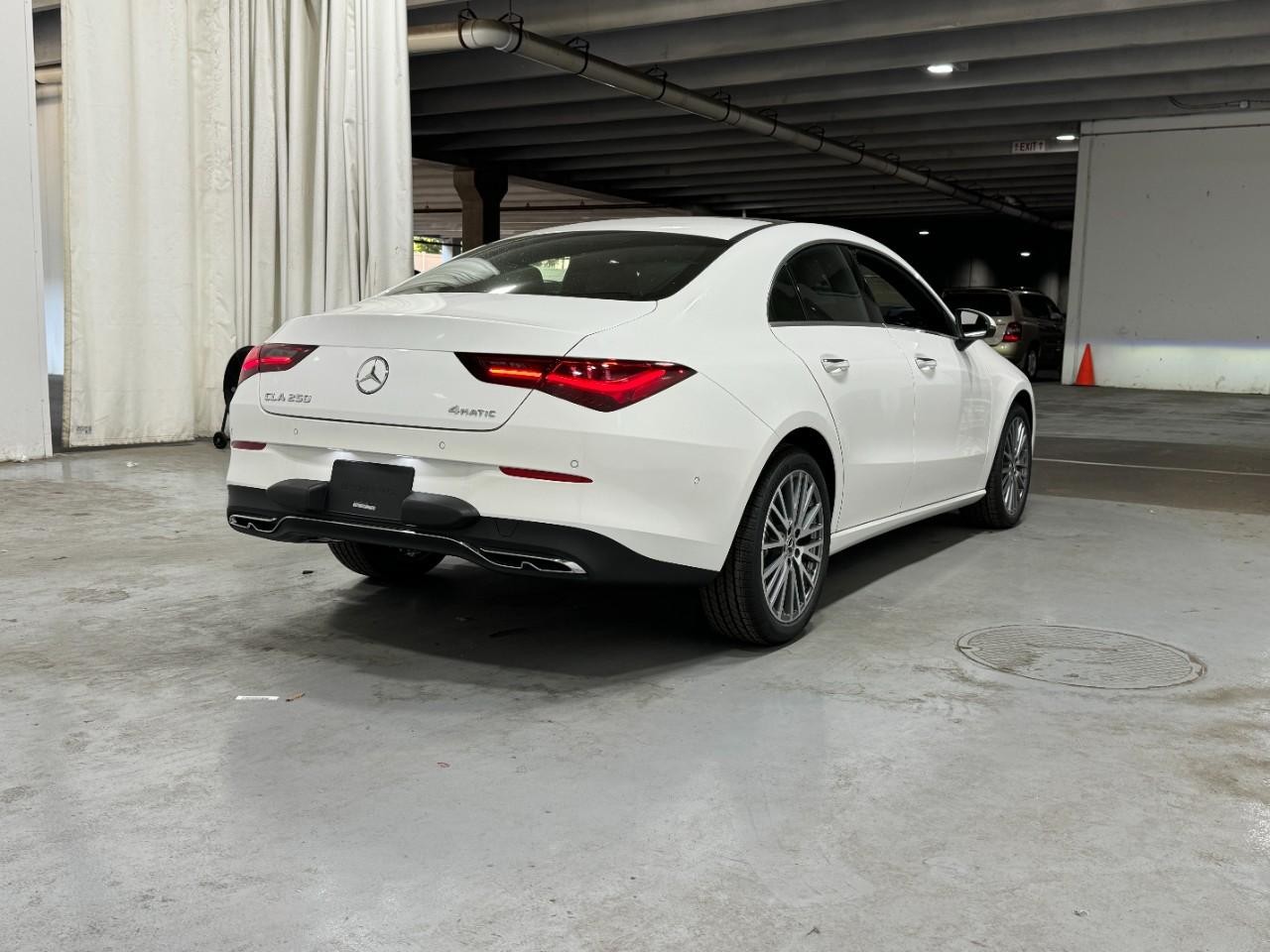 Mercedes-Benz CLA Vehicle Full-screen Gallery Image 4