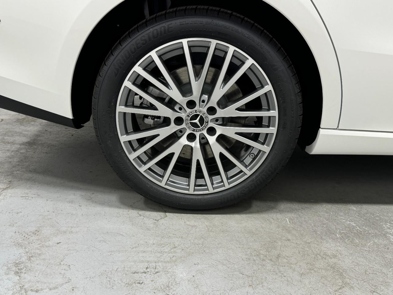 Mercedes-Benz CLA Vehicle Full-screen Gallery Image 5