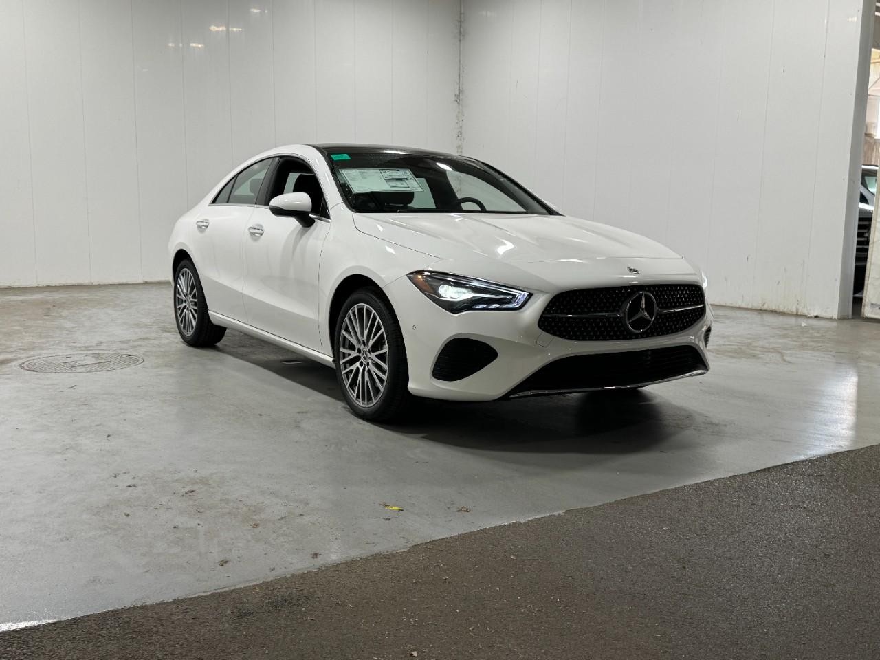 Mercedes-Benz CLA Vehicle Full-screen Gallery Image 6