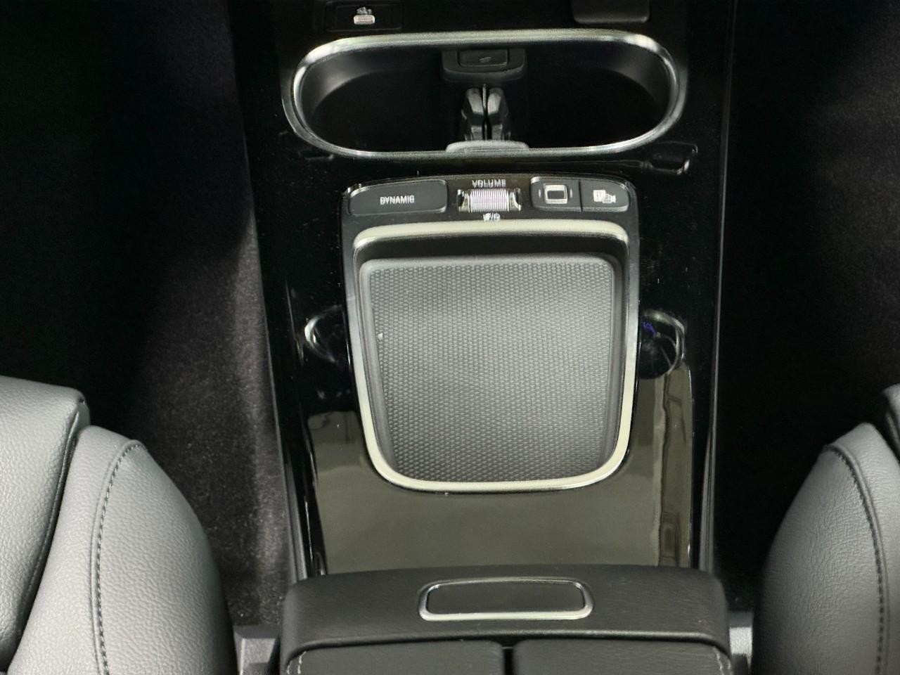 Mercedes-Benz CLA Vehicle Full-screen Gallery Image 16