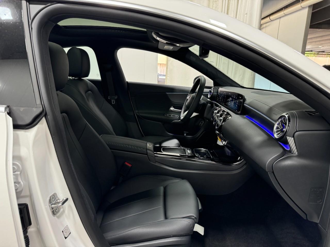 Mercedes-Benz CLA Vehicle Full-screen Gallery Image 18