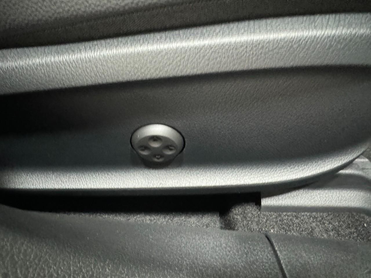 Mercedes-Benz CLA Vehicle Full-screen Gallery Image 20