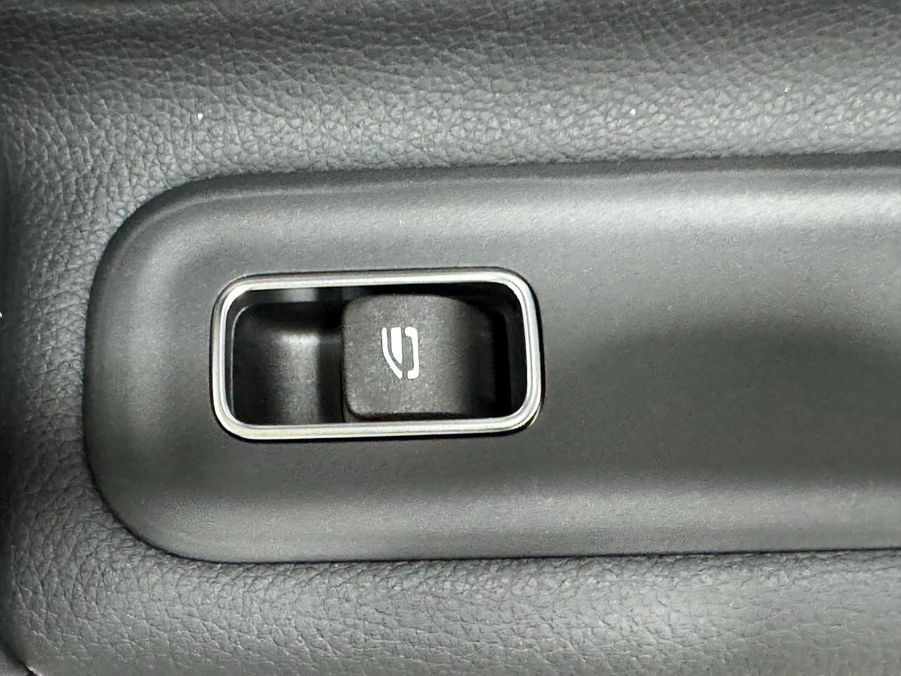 Mercedes-Benz CLA Vehicle Full-screen Gallery Image 23