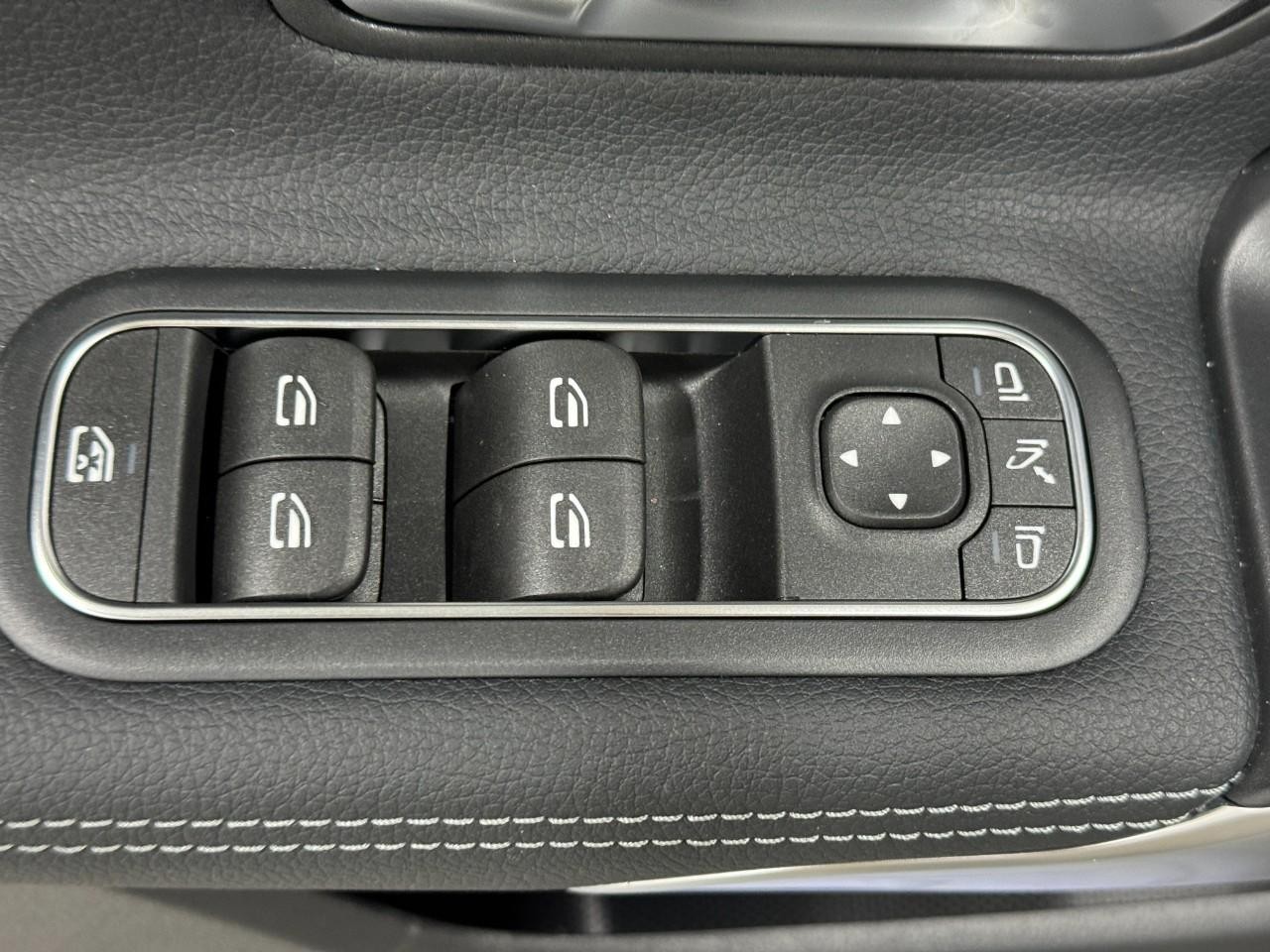 Mercedes-Benz CLA Vehicle Full-screen Gallery Image 26