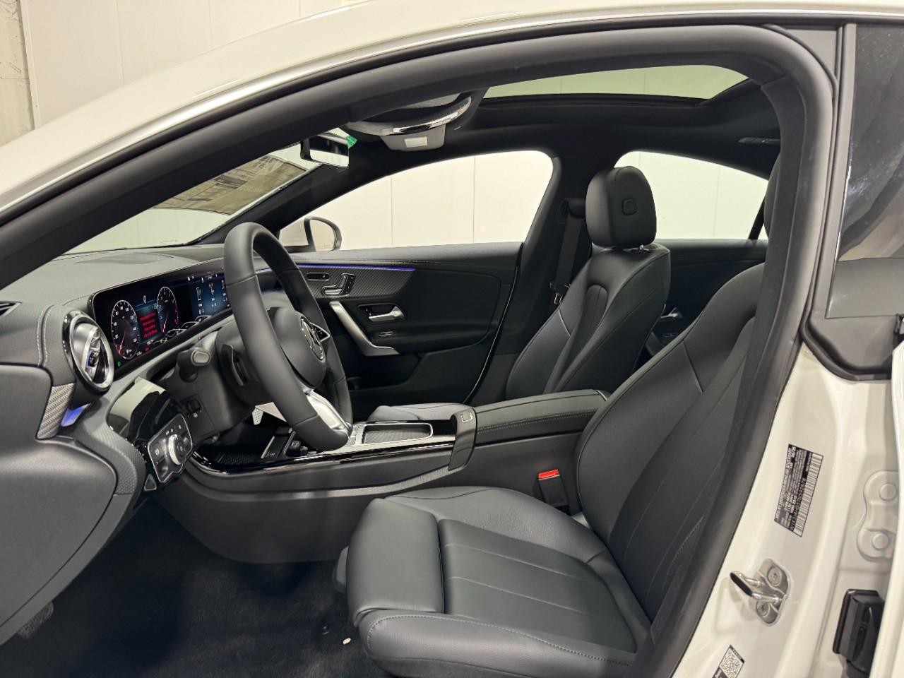 Mercedes-Benz CLA Vehicle Full-screen Gallery Image 28