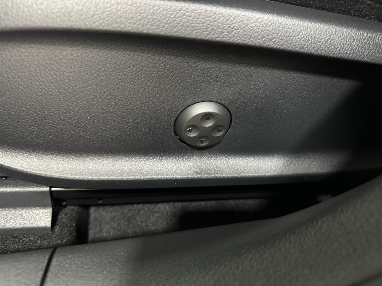 Mercedes-Benz CLA Vehicle Full-screen Gallery Image 30