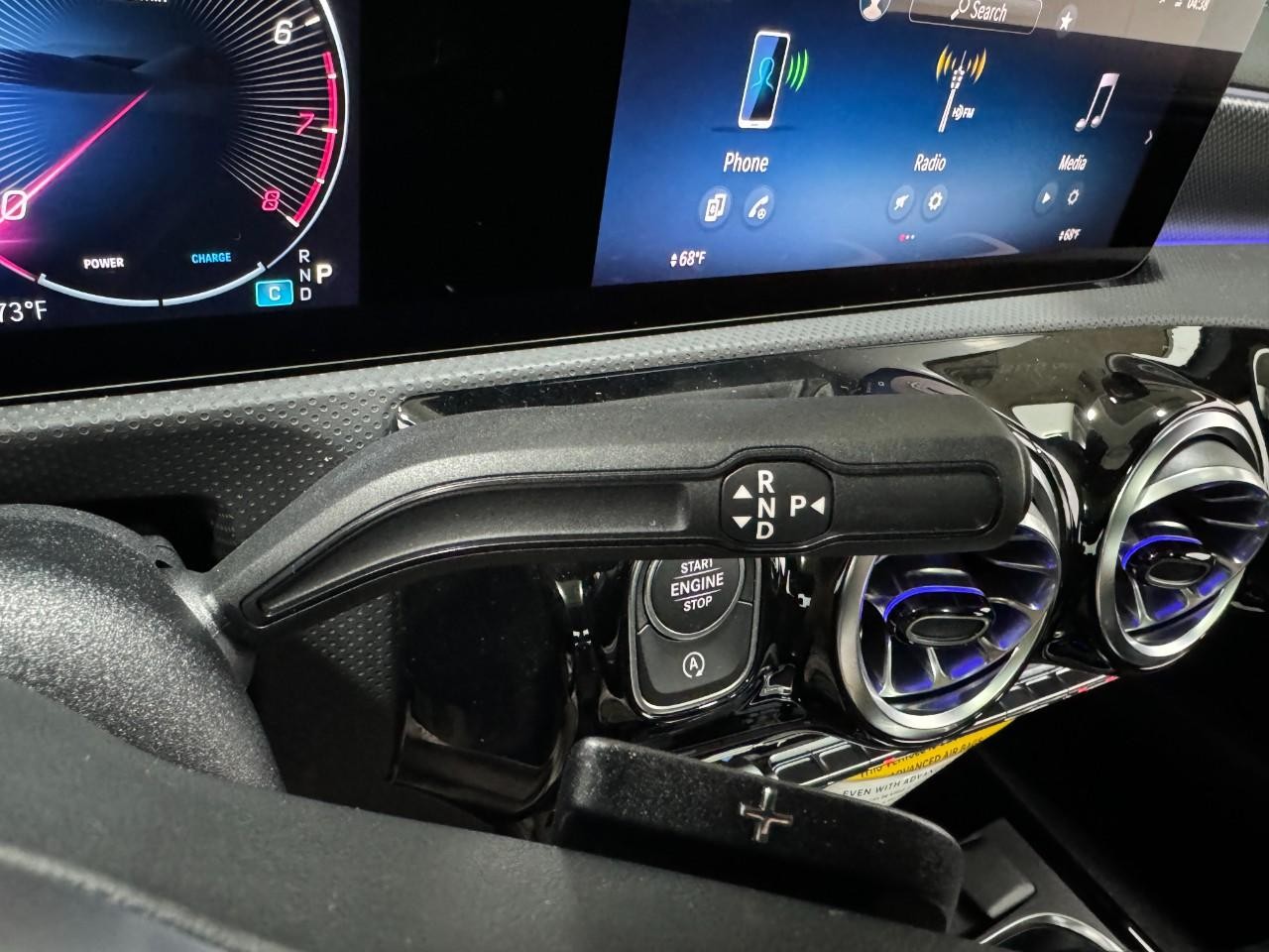 Mercedes-Benz CLA Vehicle Full-screen Gallery Image 35