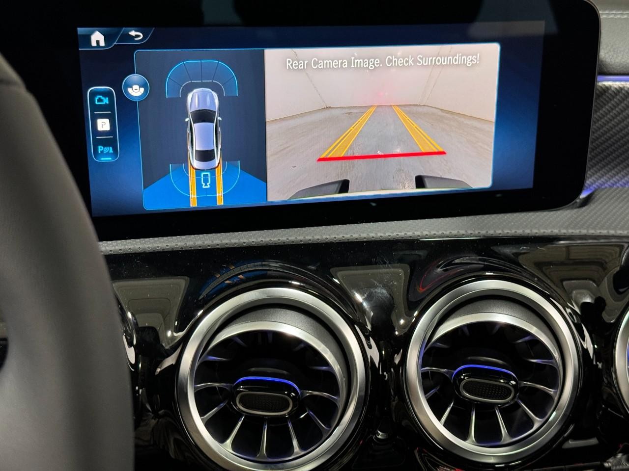 Mercedes-Benz CLA Vehicle Full-screen Gallery Image 36