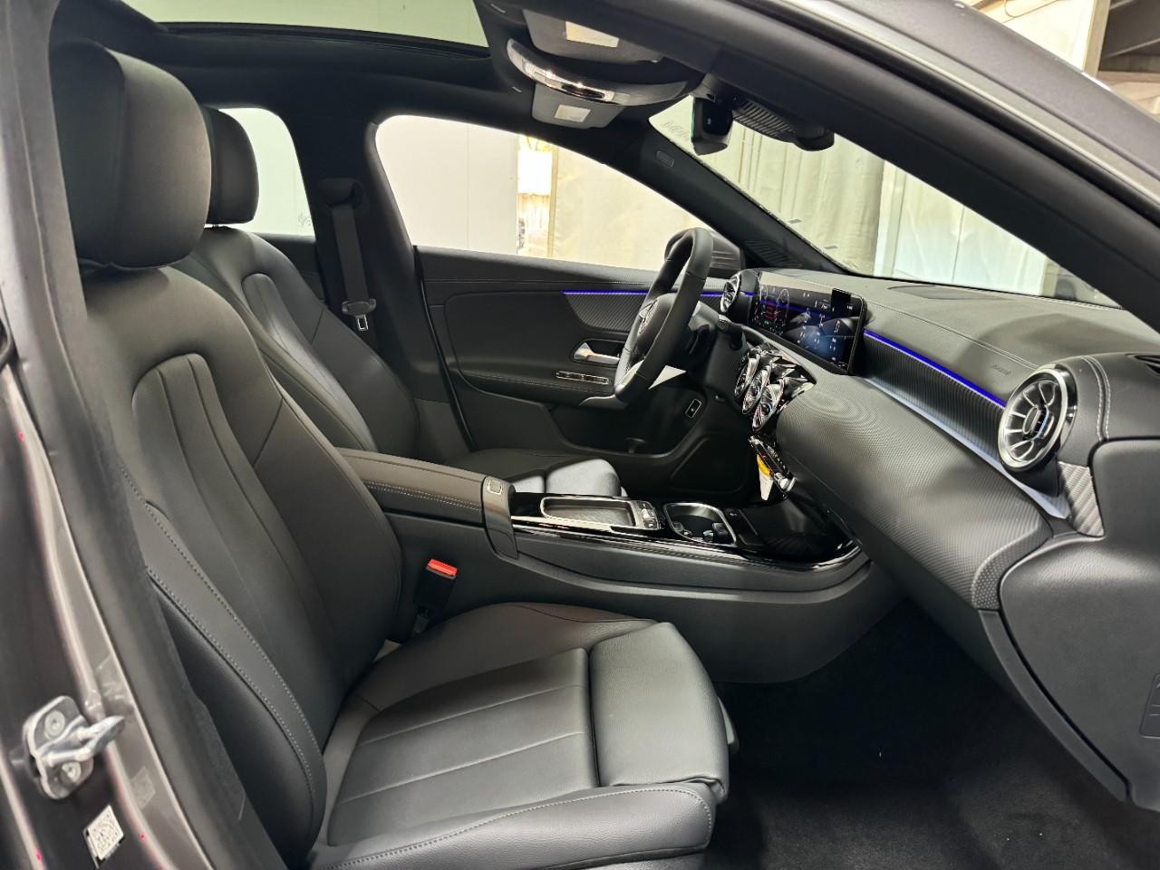 Mercedes-Benz CLA Vehicle Full-screen Gallery Image 17