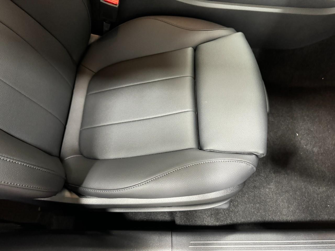 Mercedes-Benz CLA Vehicle Full-screen Gallery Image 18