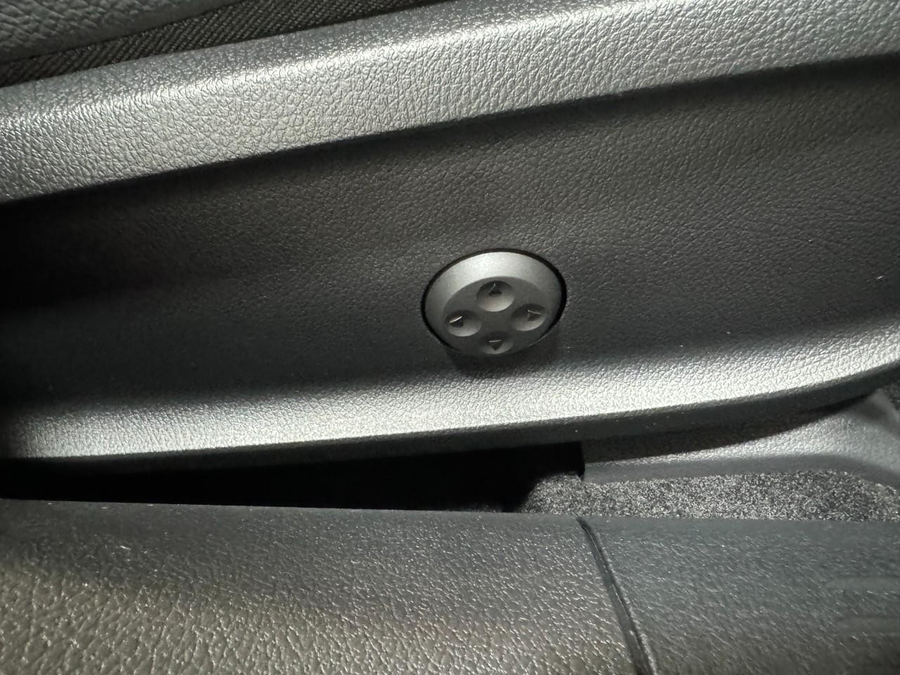 Mercedes-Benz CLA Vehicle Full-screen Gallery Image 19