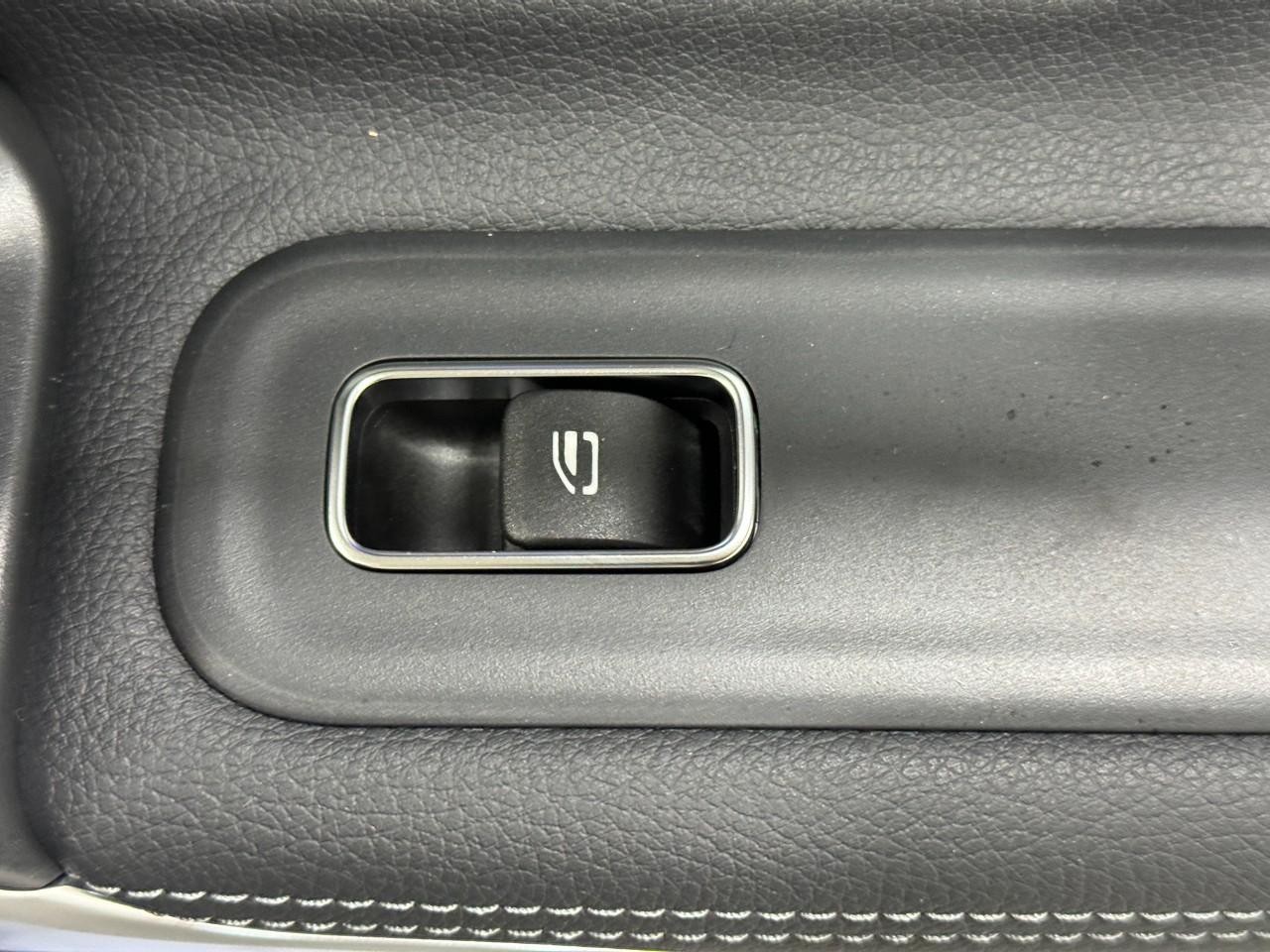 Mercedes-Benz CLA Vehicle Full-screen Gallery Image 22