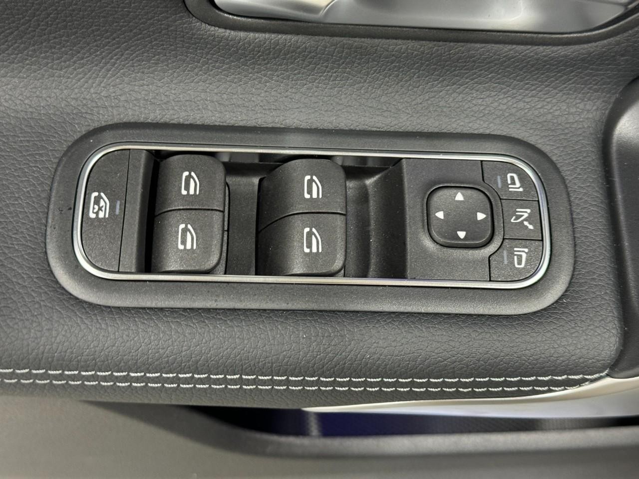 Mercedes-Benz CLA Vehicle Full-screen Gallery Image 25