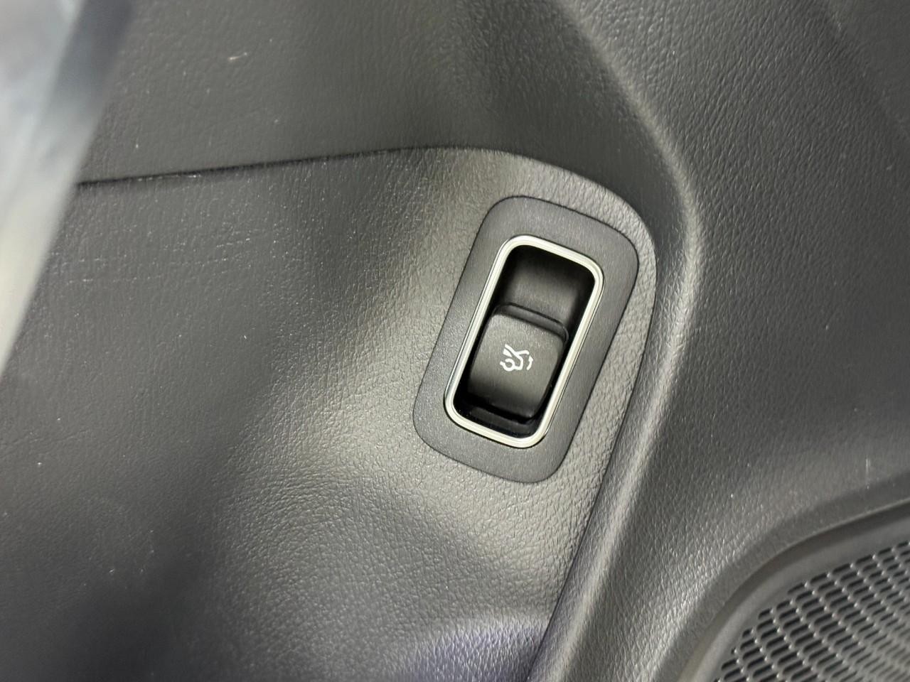 Mercedes-Benz CLA Vehicle Full-screen Gallery Image 26