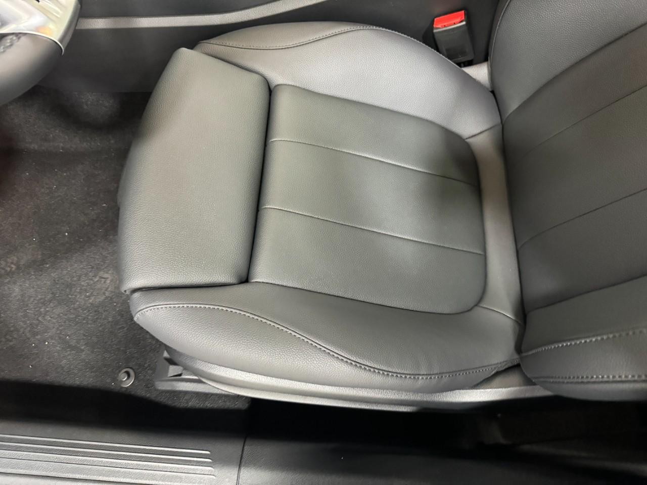 Mercedes-Benz CLA Vehicle Full-screen Gallery Image 28