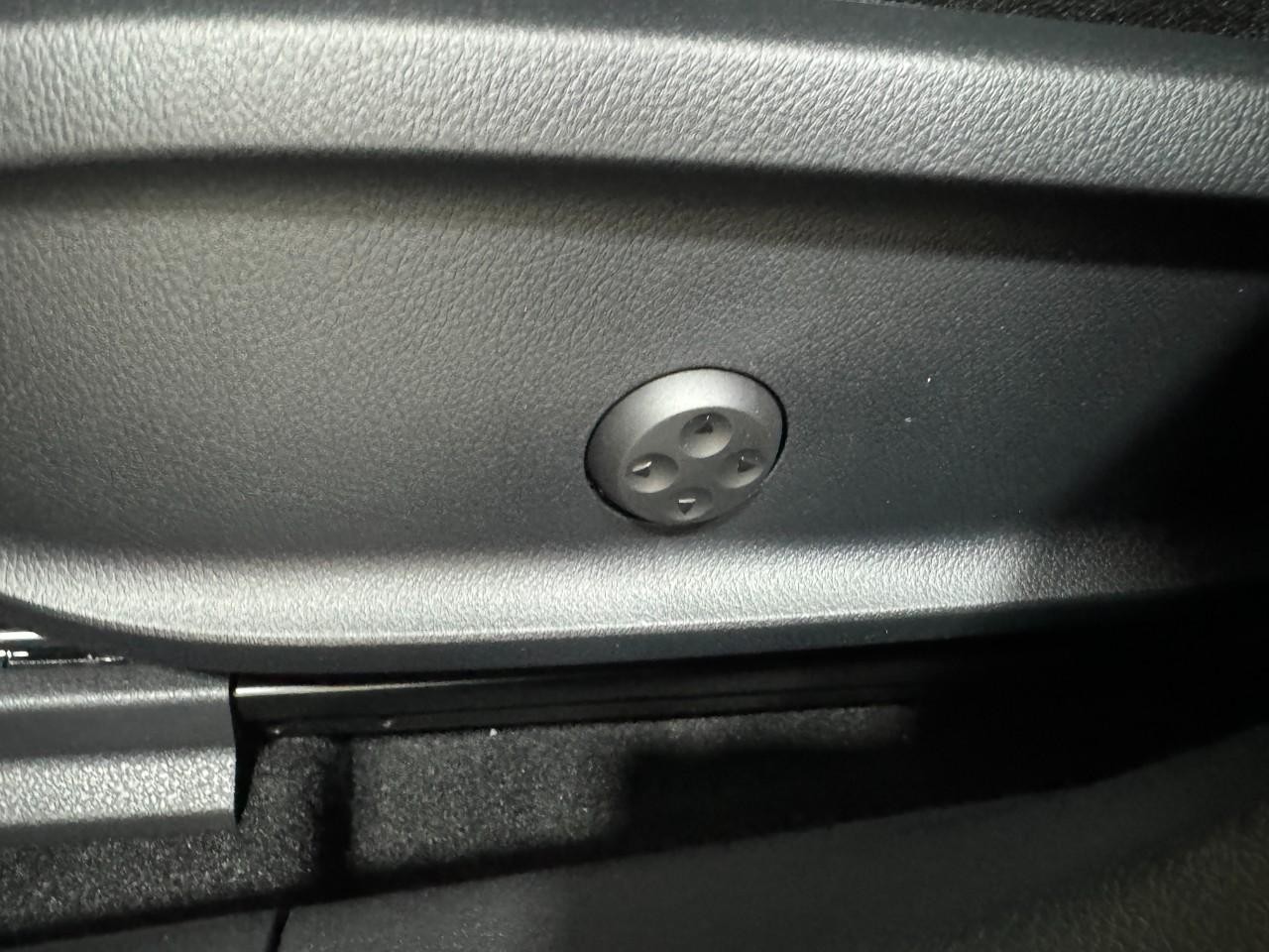 Mercedes-Benz CLA Vehicle Full-screen Gallery Image 29