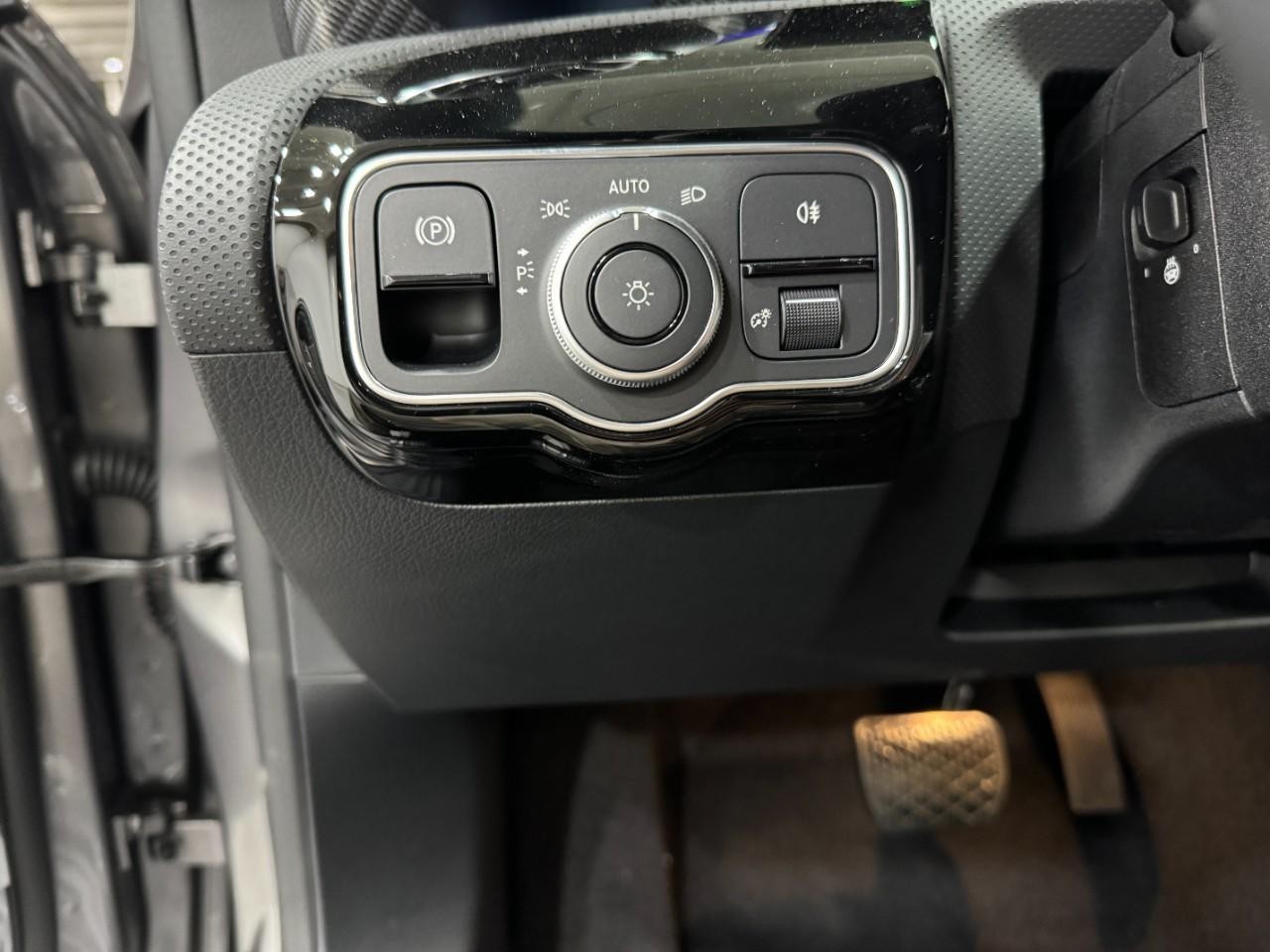 Mercedes-Benz CLA Vehicle Full-screen Gallery Image 30