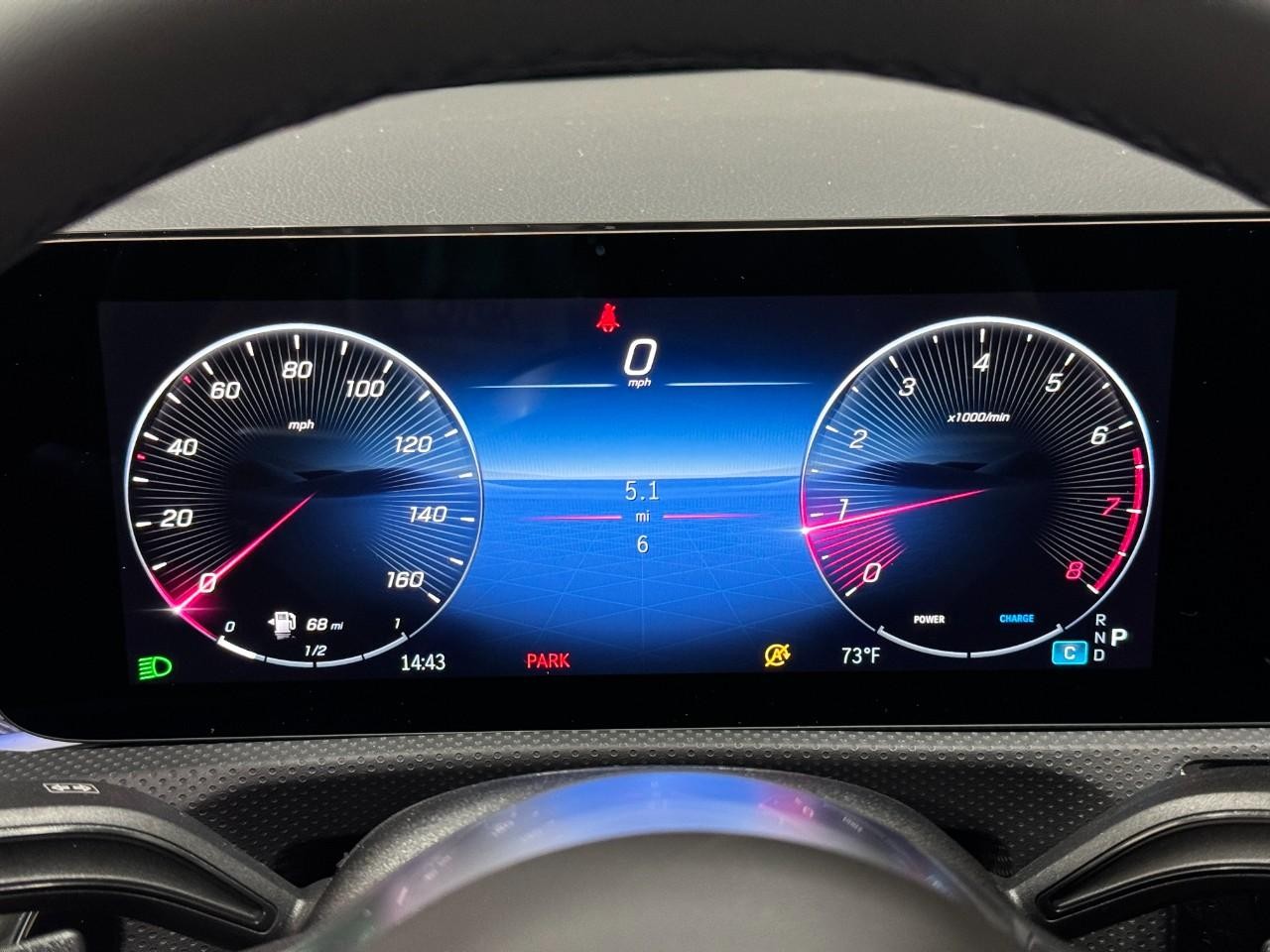 Mercedes-Benz CLA Vehicle Full-screen Gallery Image 33