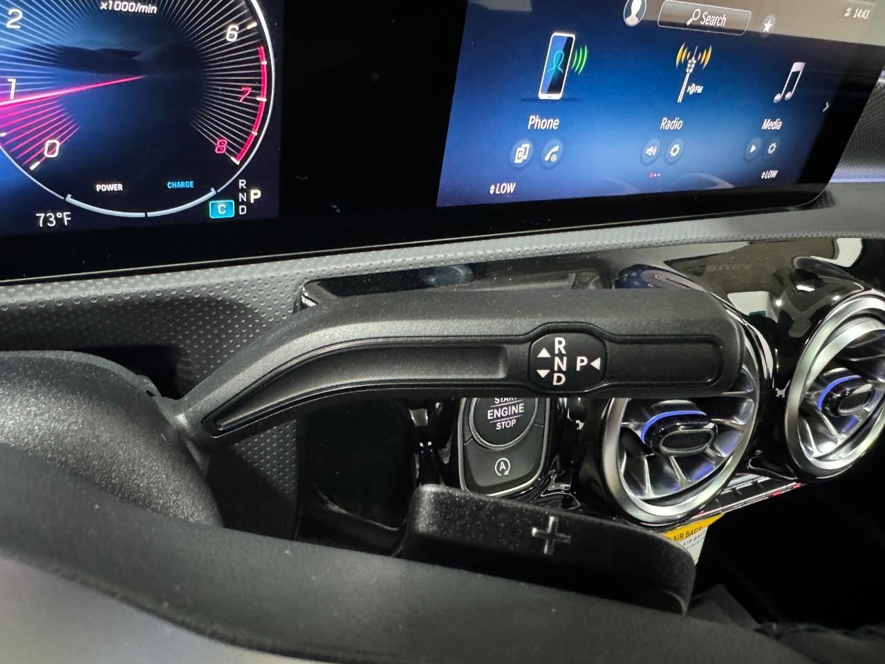 Mercedes-Benz CLA Vehicle Full-screen Gallery Image 34