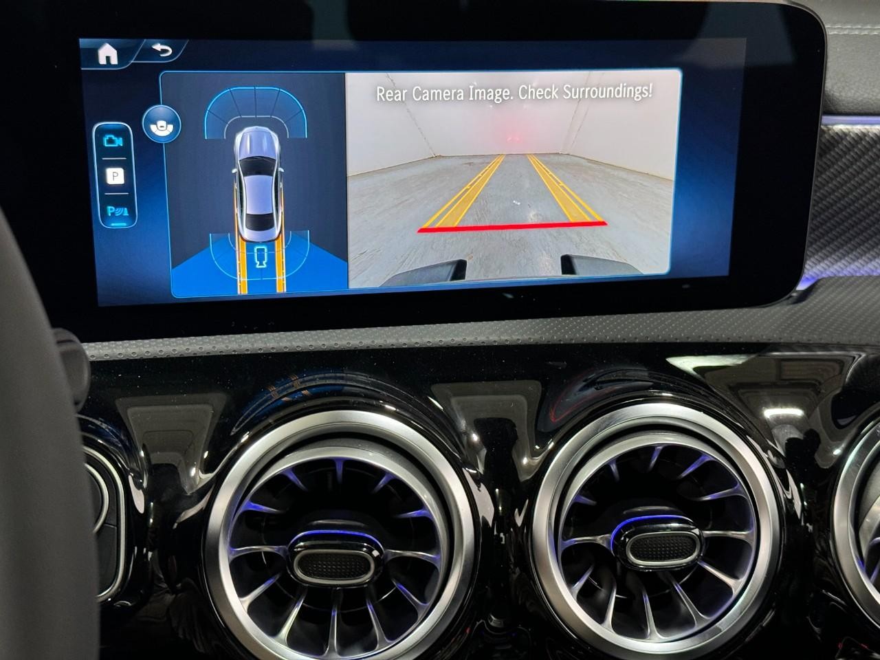 Mercedes-Benz CLA Vehicle Full-screen Gallery Image 35