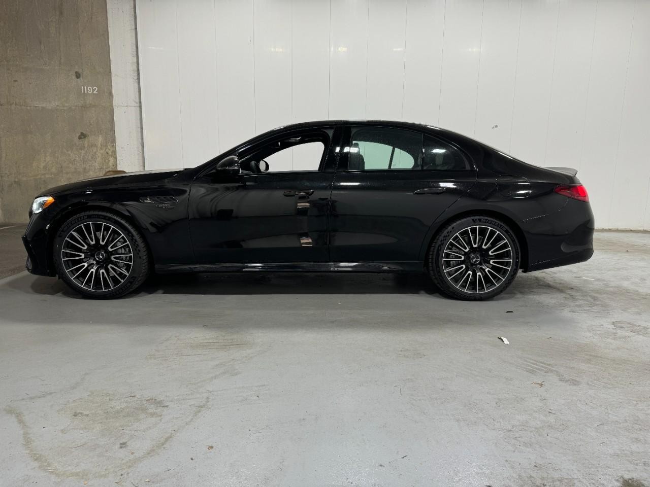 Mercedes-Benz E-Class Vehicle Full-screen Gallery Image 2