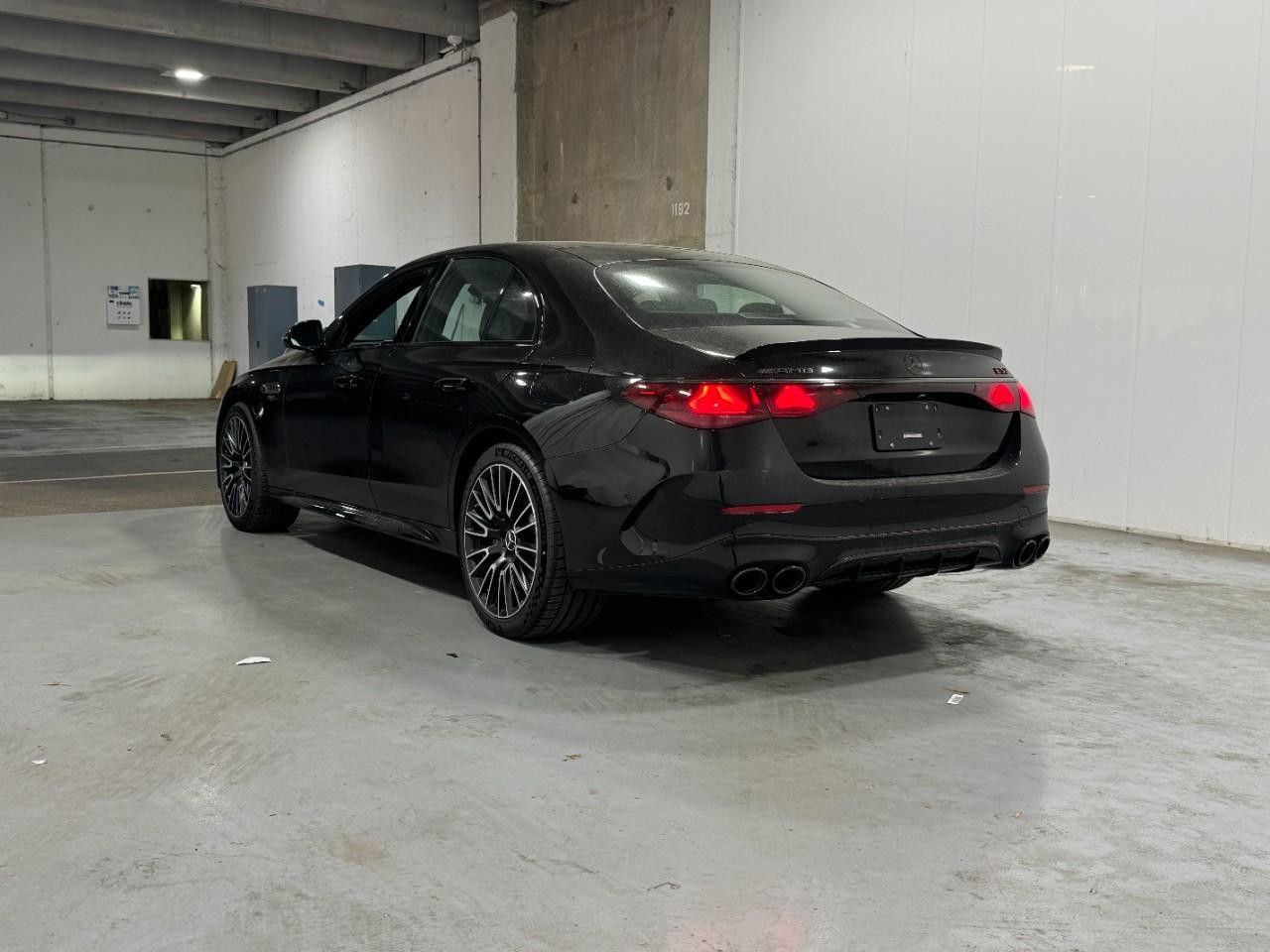 Mercedes-Benz E-Class Vehicle Full-screen Gallery Image 3