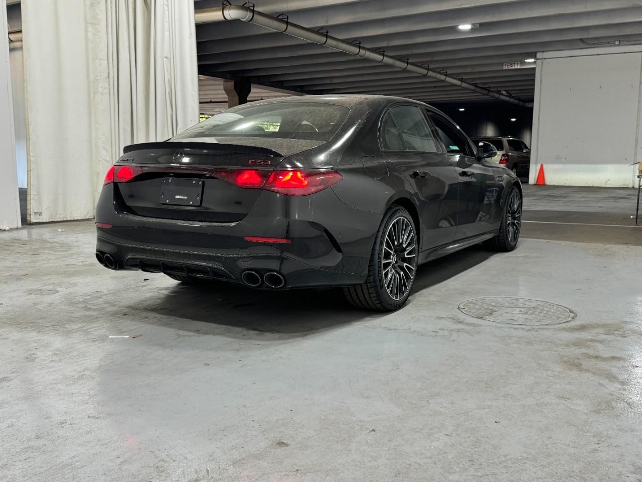 Mercedes-Benz E-Class Vehicle Full-screen Gallery Image 4