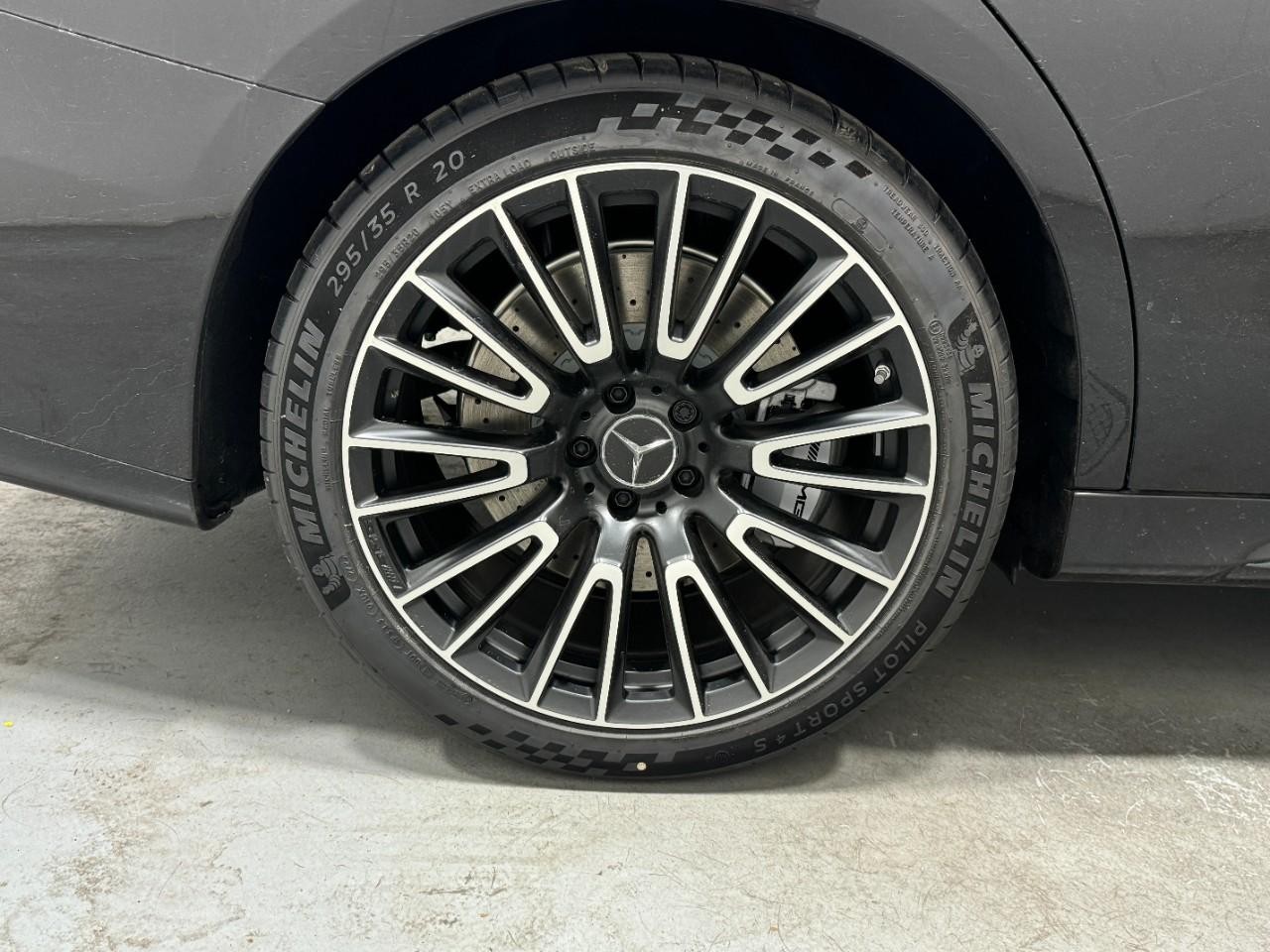 Mercedes-Benz E-Class Vehicle Full-screen Gallery Image 5