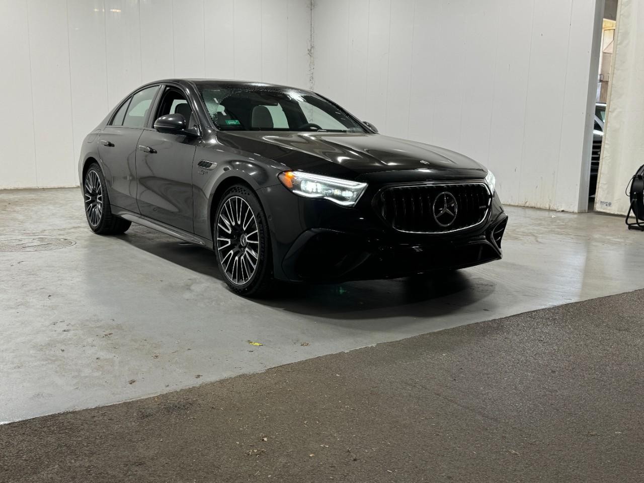 Mercedes-Benz E-Class Vehicle Full-screen Gallery Image 6