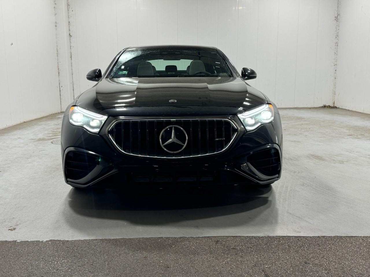 Mercedes-Benz E-Class Vehicle Full-screen Gallery Image 7