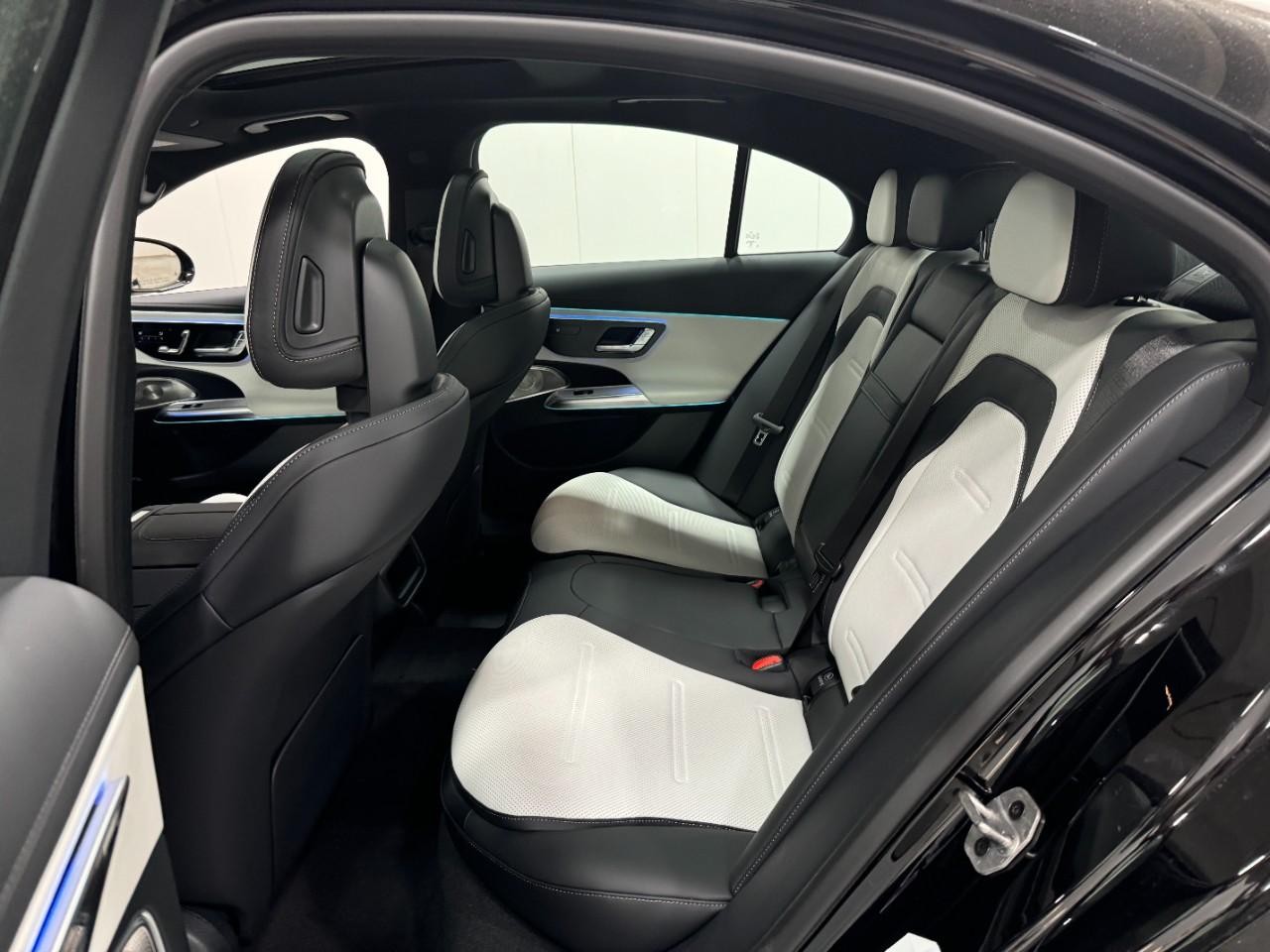 Mercedes-Benz E-Class Vehicle Full-screen Gallery Image 8