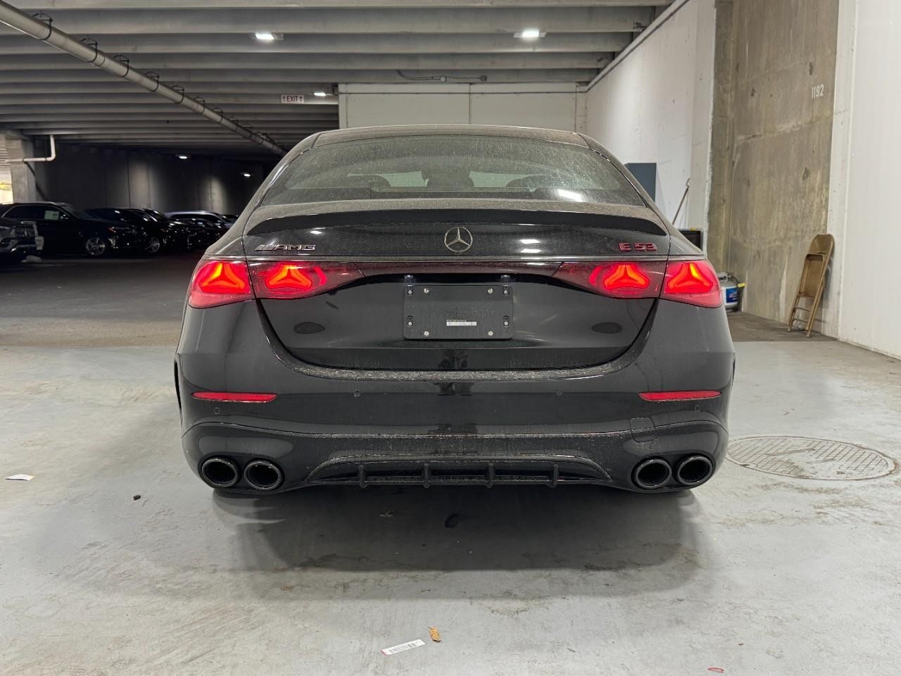 Mercedes-Benz E-Class Vehicle Full-screen Gallery Image 9