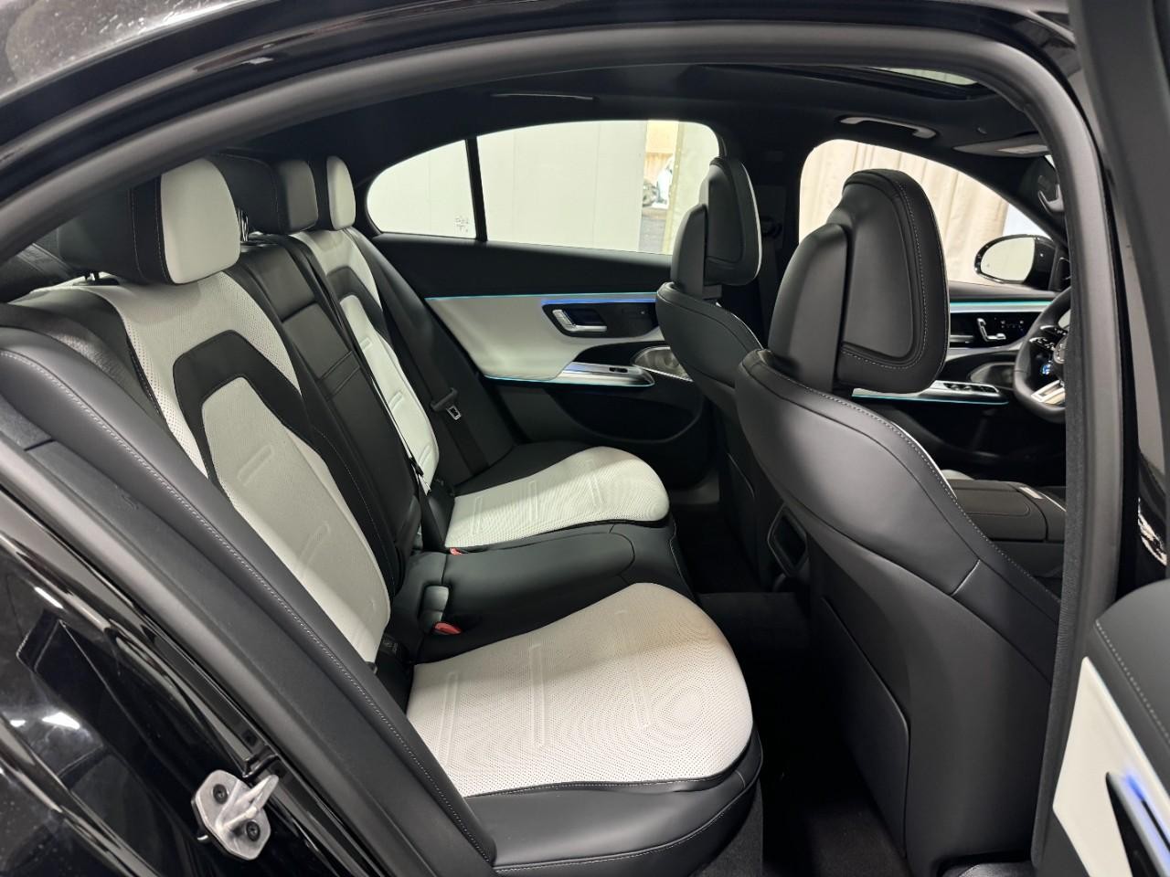 Mercedes-Benz E-Class Vehicle Full-screen Gallery Image 10