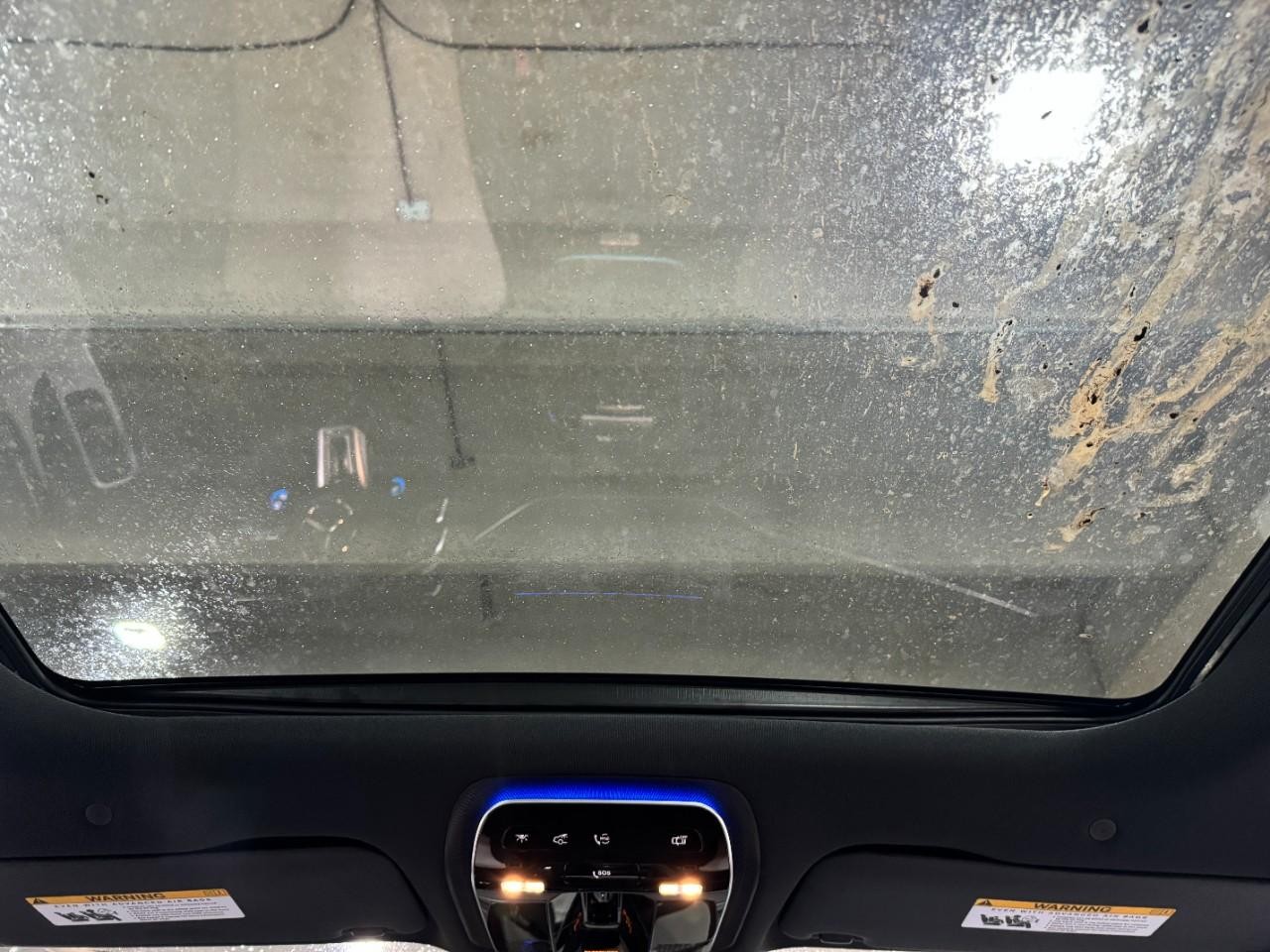 Mercedes-Benz E-Class Vehicle Full-screen Gallery Image 11