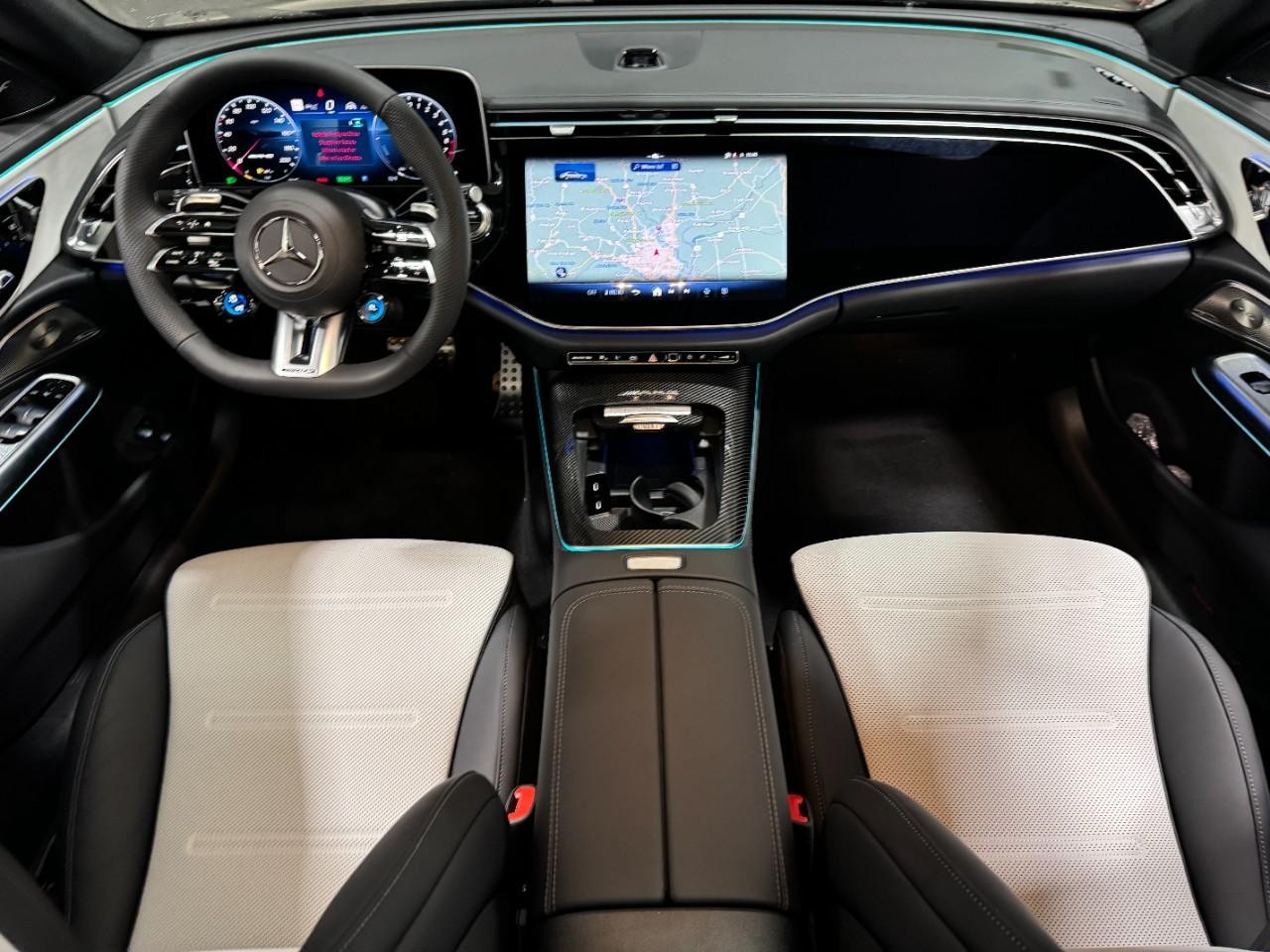 Mercedes-Benz E-Class Vehicle Full-screen Gallery Image 12