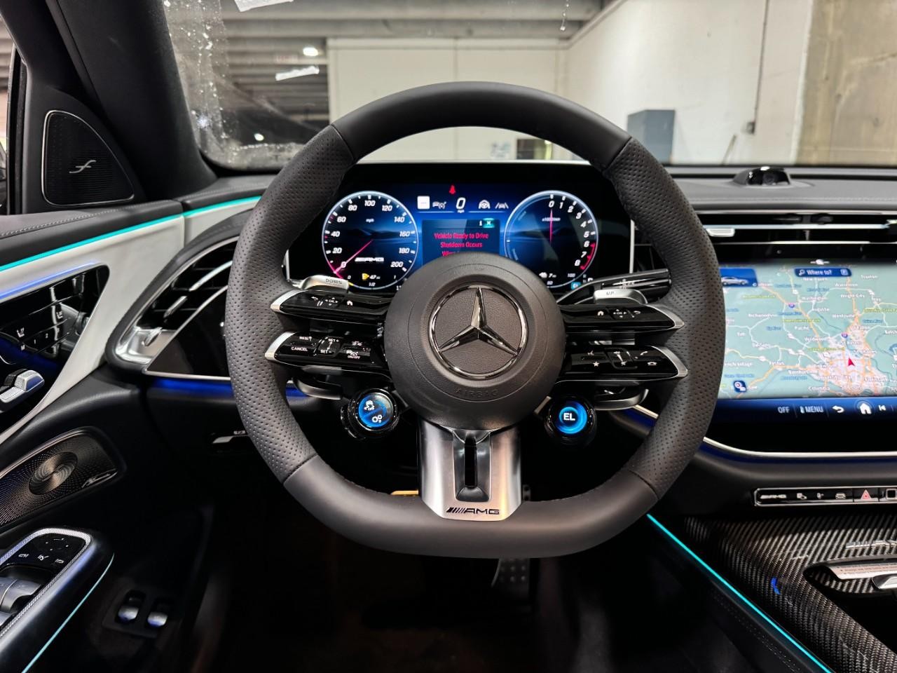 Mercedes-Benz E-Class Vehicle Full-screen Gallery Image 13