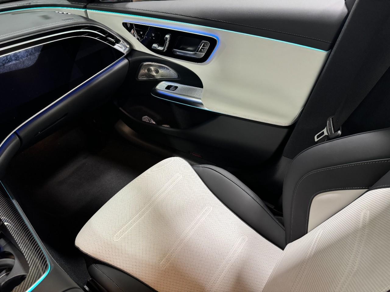 Mercedes-Benz E-Class Vehicle Full-screen Gallery Image 15