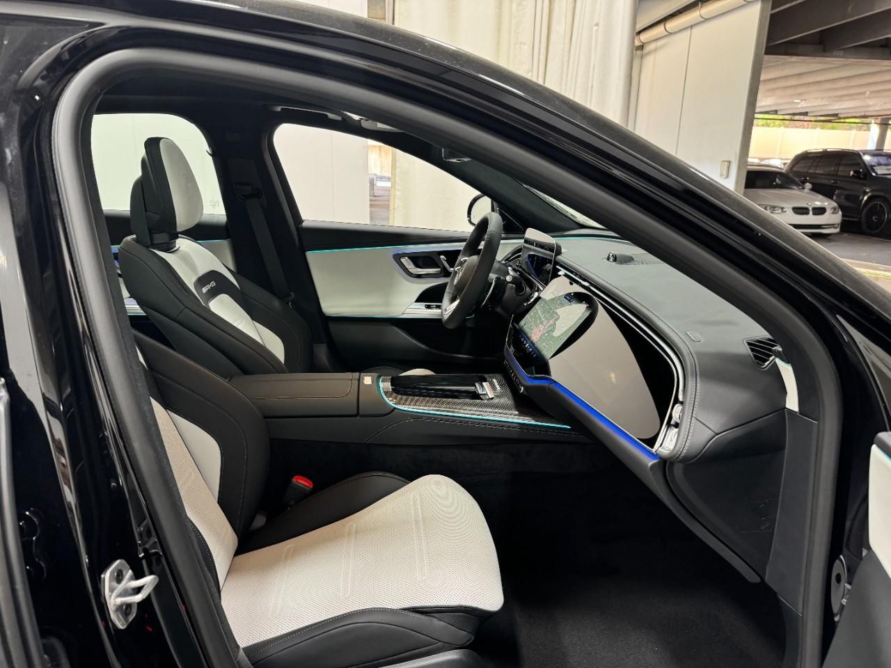 Mercedes-Benz E-Class Vehicle Full-screen Gallery Image 16