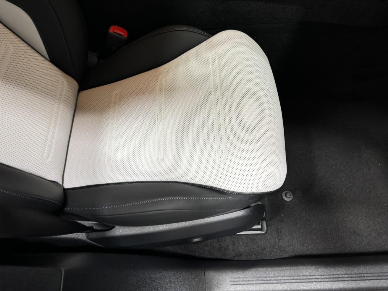 Mercedes-Benz E-Class Vehicle Full-screen Gallery Image 17