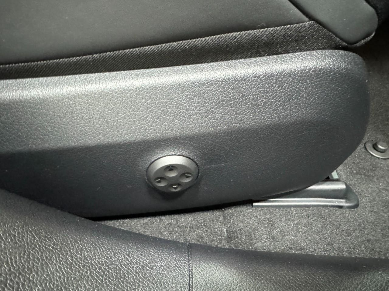 Mercedes-Benz E-Class Vehicle Full-screen Gallery Image 18