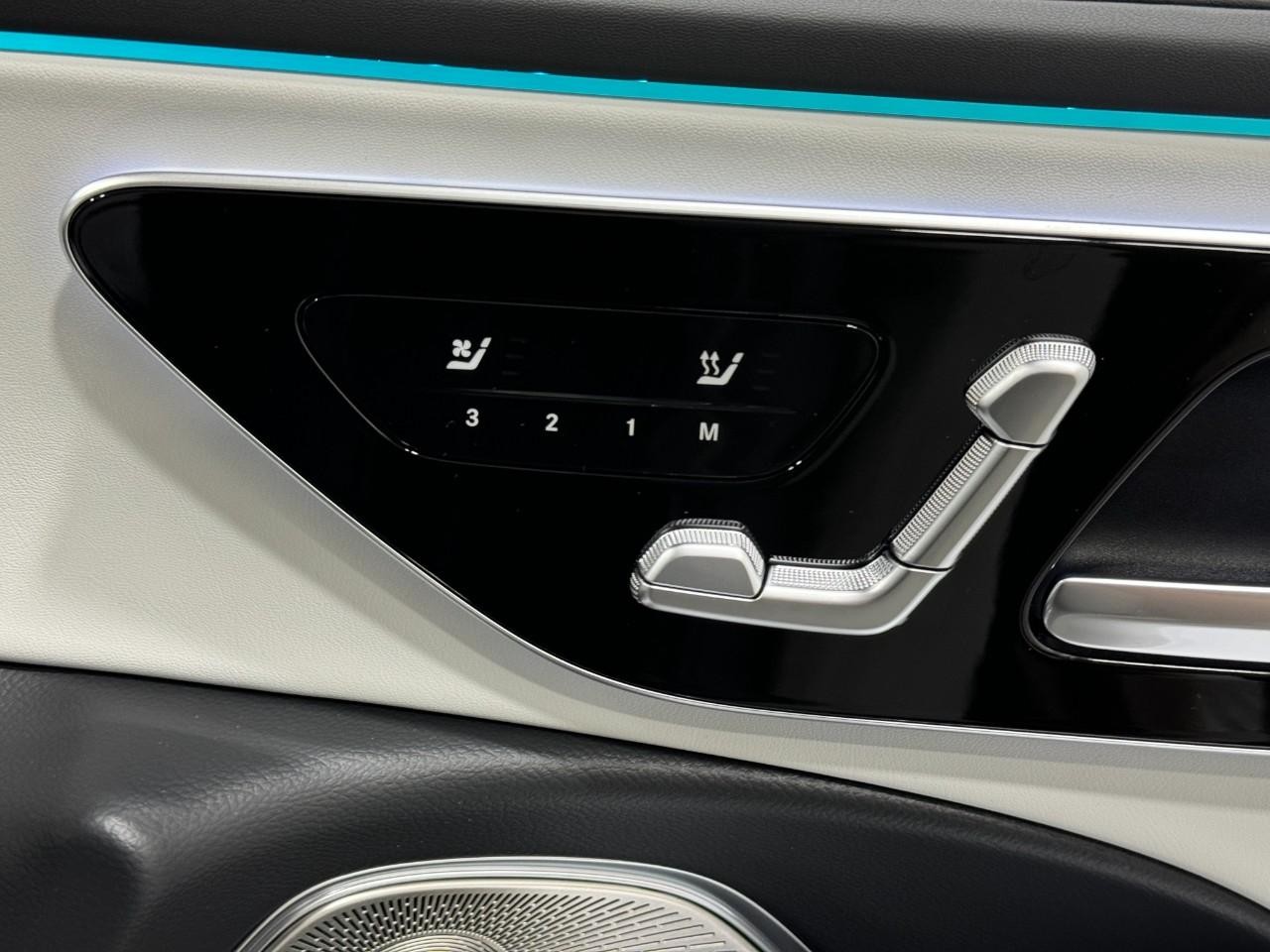 Mercedes-Benz E-Class Vehicle Full-screen Gallery Image 19