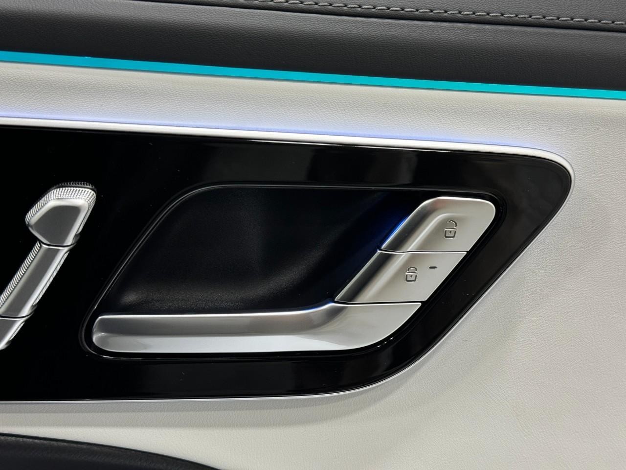 Mercedes-Benz E-Class Vehicle Full-screen Gallery Image 20