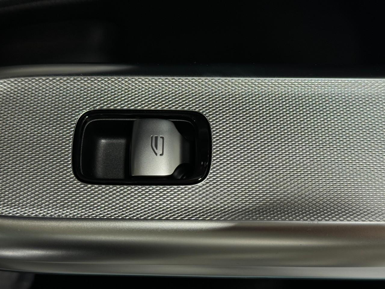 Mercedes-Benz E-Class Vehicle Full-screen Gallery Image 21