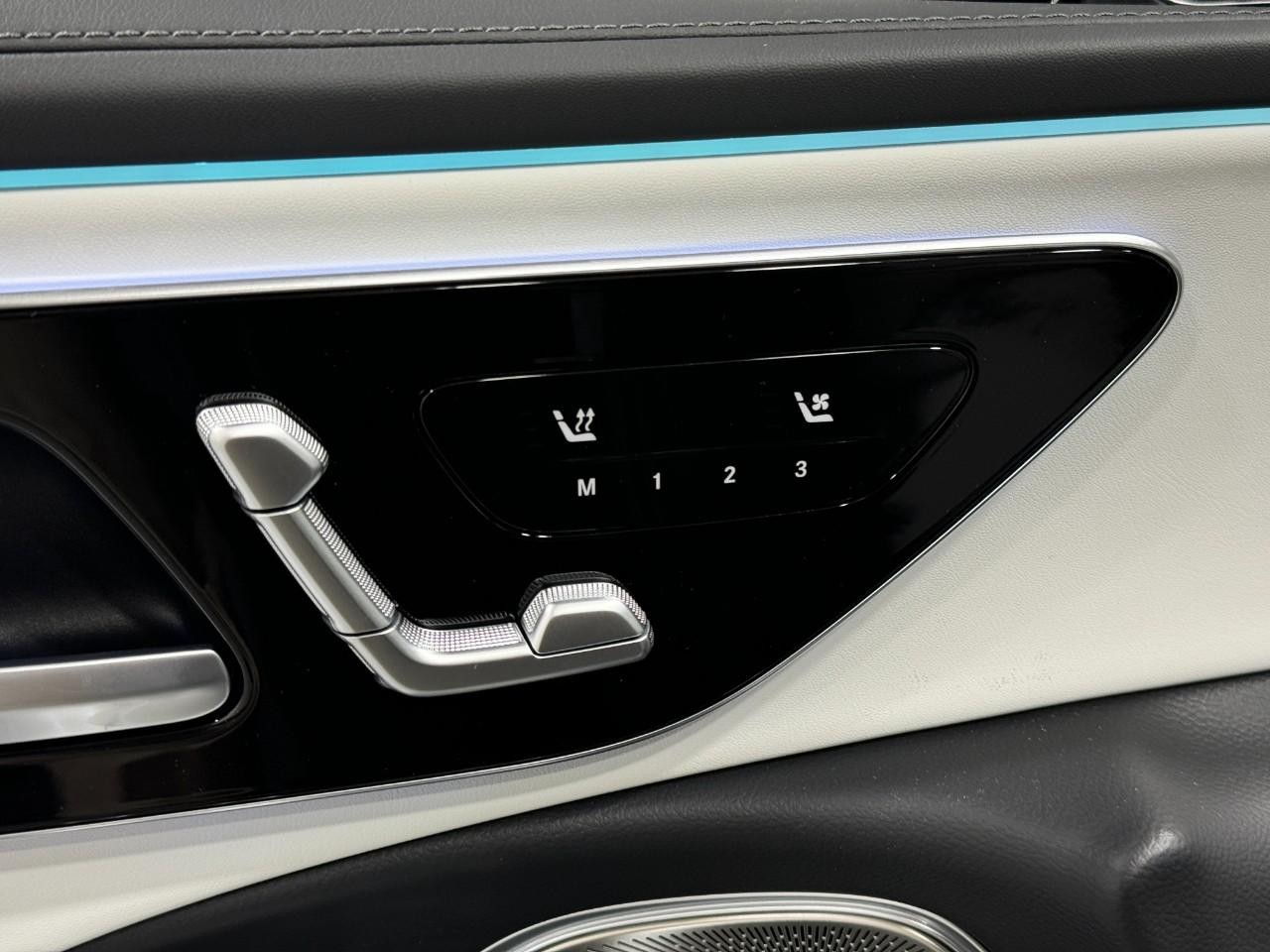 Mercedes-Benz E-Class Vehicle Full-screen Gallery Image 22