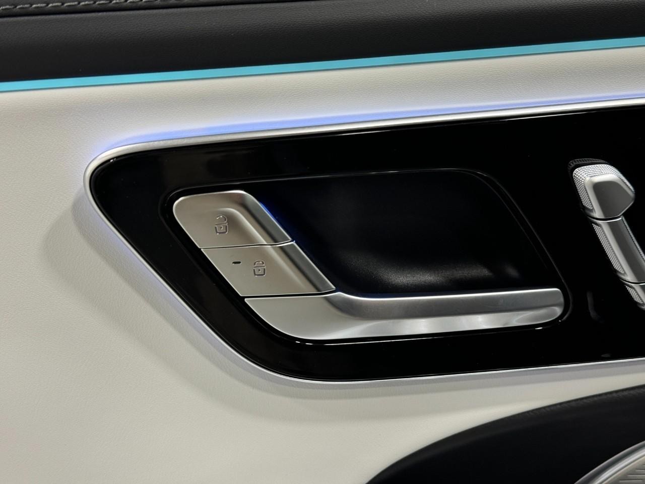 Mercedes-Benz E-Class Vehicle Full-screen Gallery Image 23