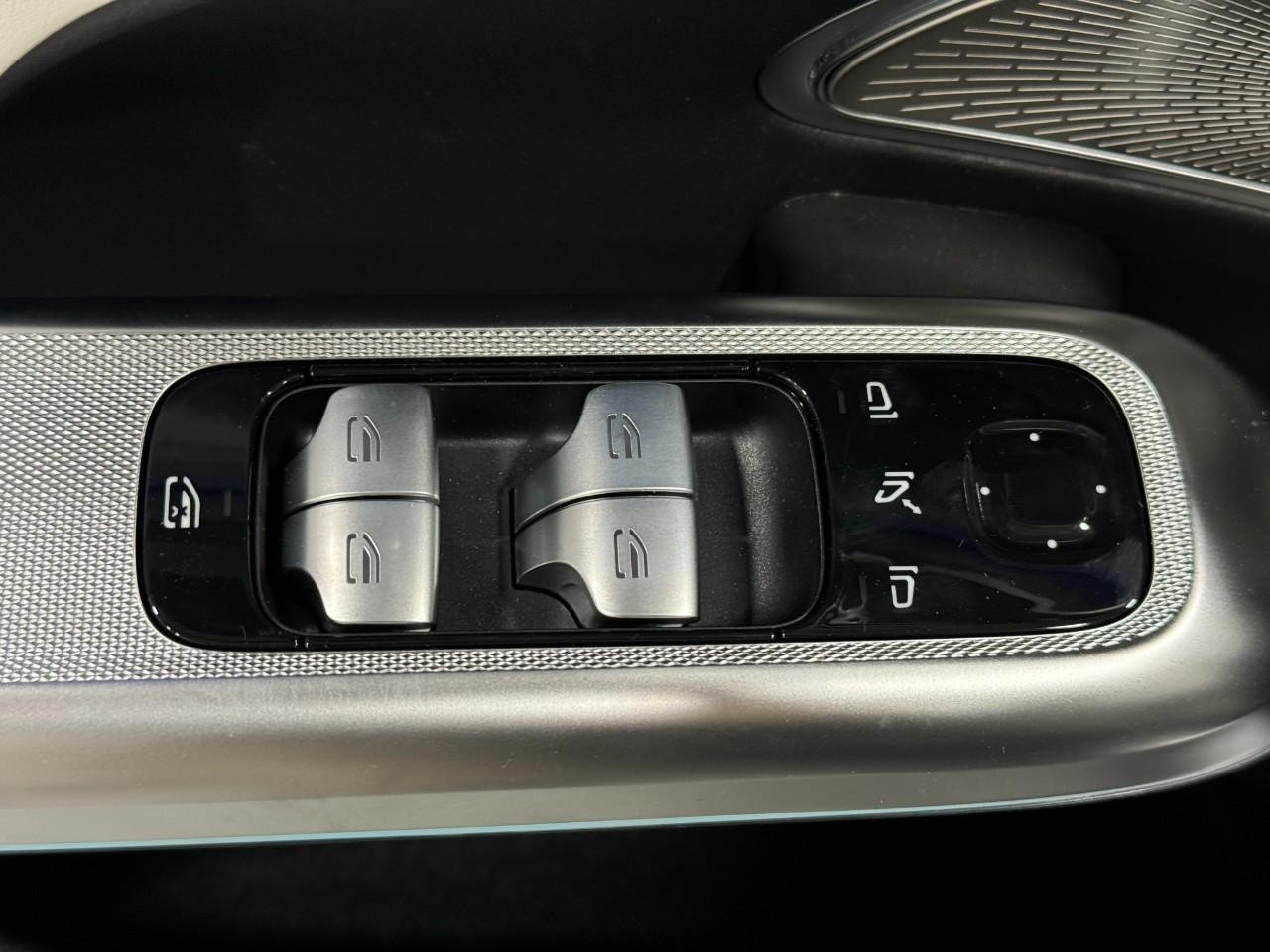 Mercedes-Benz E-Class Vehicle Full-screen Gallery Image 24