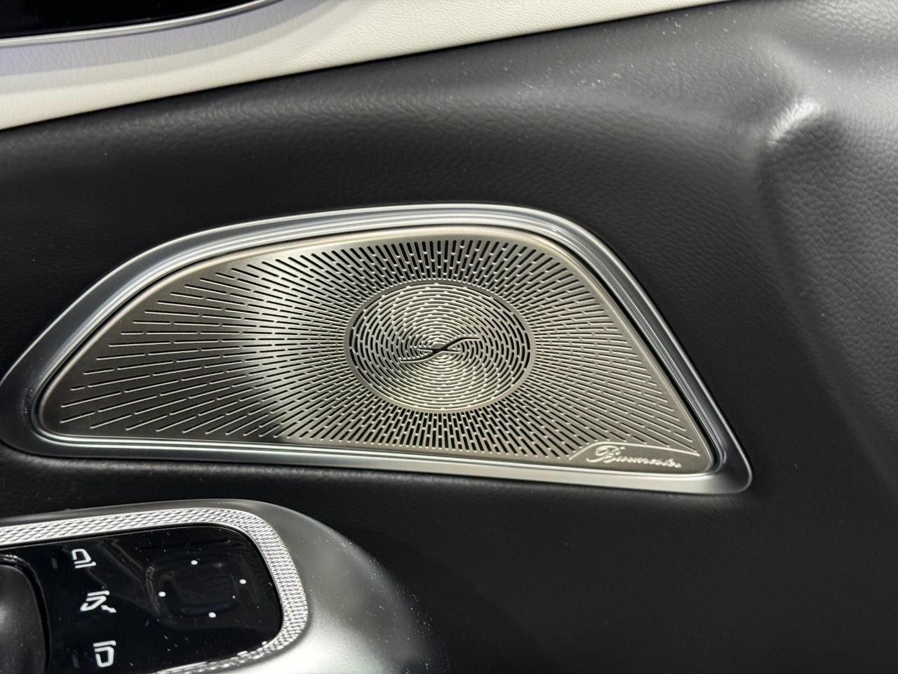 Mercedes-Benz E-Class Vehicle Full-screen Gallery Image 25